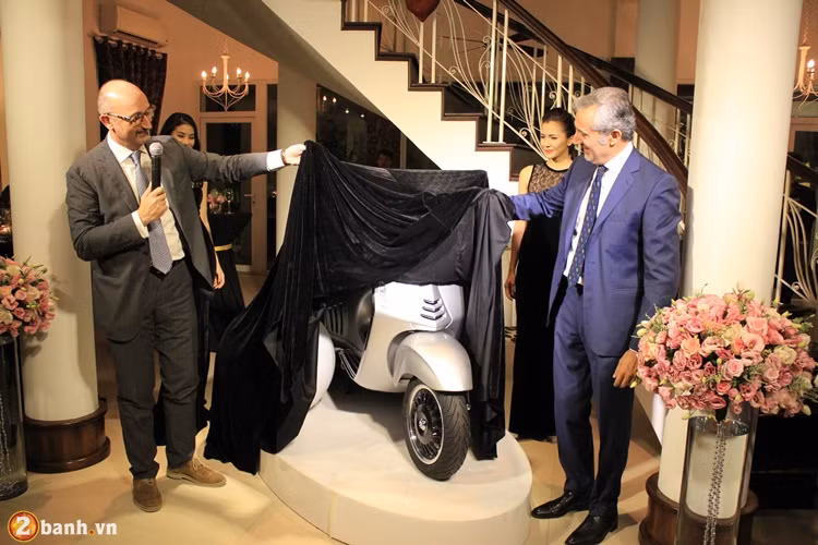 Bellissima nói lên vẻ đẹp hoàn mỹ của Vespa 946 phiên bản đặc biệt và cũng là tượng trưng cho vẻ đẹp của phụ nữ Việt Nam. Ảnh: Ngài Stefano Cartoni Giám đốc Thị Trường Piaggio Việt Nam (trái) và Ngài Lorenzo Angeloni vén màn giới thiệu siêu phẩm Bellissima của Vespa 946.