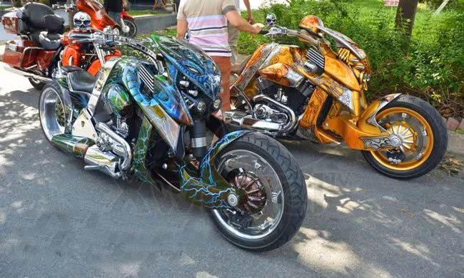 Để khoác bộ áo mới bắt mắt cho chiếc xe của mình, chủ nhân của chúng phải chi từ 6 đến 12 triệu đồng.