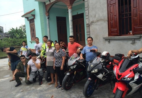 Tuy nhiên, lúc này Lệ Rơi đang ở Hà Nội họp báo, chỉ có bố mẹ của anh ở nhà. Các thành viên câu lạc bộ hỏi thăm sức khỏe và chụp ảnh lưu niệm cùng gia đình Lệ Rơi. Ảnh: Toàn Nguyễn.