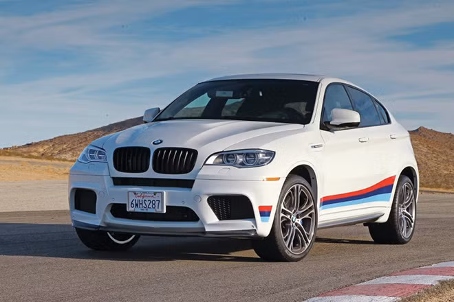 BMW X6-M 2014 giá bán 93.900 USD. Mẫu xe lai giữa dòng sedan và SUV này được trang bị động cơ V8 dung tích 4,4 lít cho công suất 555 mã lực.