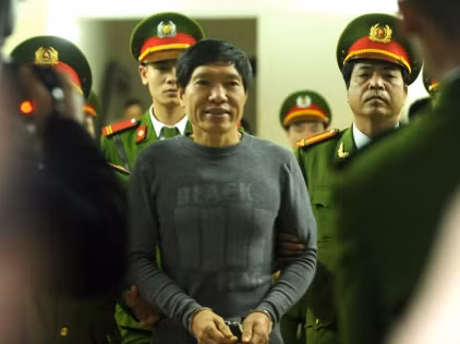 Trong trại tạm giam, Trọng vẫn gửi những lời nhắn nhủ đầy lạc quan tới người mẹ của mình: "Ở trong này biệt lập với thế giới bên ngoài nên an toàn hơn, không có xe cộ, hàng ngày không phải lo ra ra đường, xe cộ đông đúc, tai nạn giao thông. Rồi cũng không phải lo những lần đi đánh án, đối mặt với tội phạm nguy hiểm, với súng đạn. Từ ngày vào đây, con có cái rất hay là tránh xa được rượu bia, tránh xa được ăn nhậu nên không lo hại đến sức khỏe". Ảnh: internet