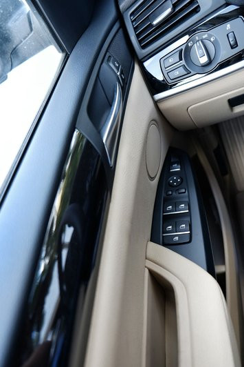 Loa Treble ngay cửa cùng hệ thống nút chỉnh cửa và đèn.