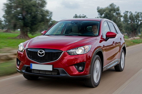 Mazda CX-5 giá gốc 22.225 USD: CX-5 là thành công đáng tự hào nhất của Mazda. Tất cả các phiên bản CX-5 đều có mức giá khởi điểm dưới 30.000 USD với bộ chassis thiên về mẫu xe thể thao trứ danh MX-5 hơn là một chiếc mini tiện lợi. CX-5 có hai phiên bản động cơ, nếu bạn không quá eo hẹp về tài chính, hãy lựa chọn động cơ 2.5 lít thay vì phiên bản 2.0.