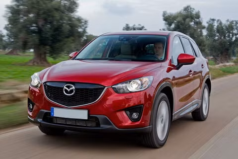 Mazda CX-5 giá gốc 22.225 USD: CX-5 là thành công đáng tự hào nhất của Mazda. Tất cả các phiên bản CX-5 đều có mức giá khởi điểm dưới 30.000 USD với bộ chassis thiên về mẫu xe thể thao trứ danh MX-5 hơn là một chiếc mini tiện lợi. CX-5 có hai phiên bản động cơ, nếu bạn không quá eo hẹp về tài chính, hãy lựa chọn động cơ 2.5 lít thay vì phiên bản 2.0.