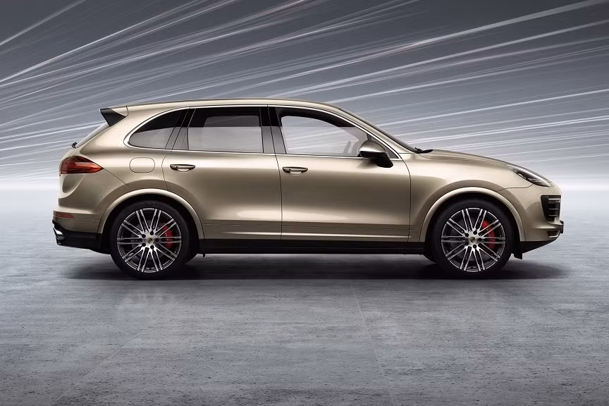 Cayenne Turbo trang bị hệ thống quản lý hợp lực kéo của Porsche (PTM): dẫn động 4 bánh chủ động với ly hợp đa đĩa điều khiển điện tử, thắng vi sai tự động (ABD) và hệ thống chống trượt (ASR). Hộp số Tiptronic S 8 cấp với chức năng khởi động/dừng tự động và cần sang số trên vô lăng.