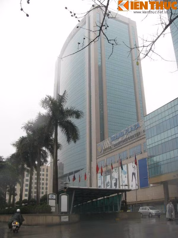 Charmvit Grand Plaza (số 117, Trần Duy Hưng, gần siêu thị Big C Thăng Long) là tổ hợp hạng A bao gồm: khu văn phòng, trung tâm thương mại và khách sạn 5 sao tiêu chuẩn quốc tế. Tòa nhà bao gồm 27 tầng nổi và 2 tầng hầm với tổng diện tích 45.000 m2, trong đó có 15.000 m2 tầng hầm được dùng cho việc đỗ xe. Công trình có vốn đầu tư 120 triệu USD, 100% vốn của tập đoàn Charmvit Hàn Quốc.