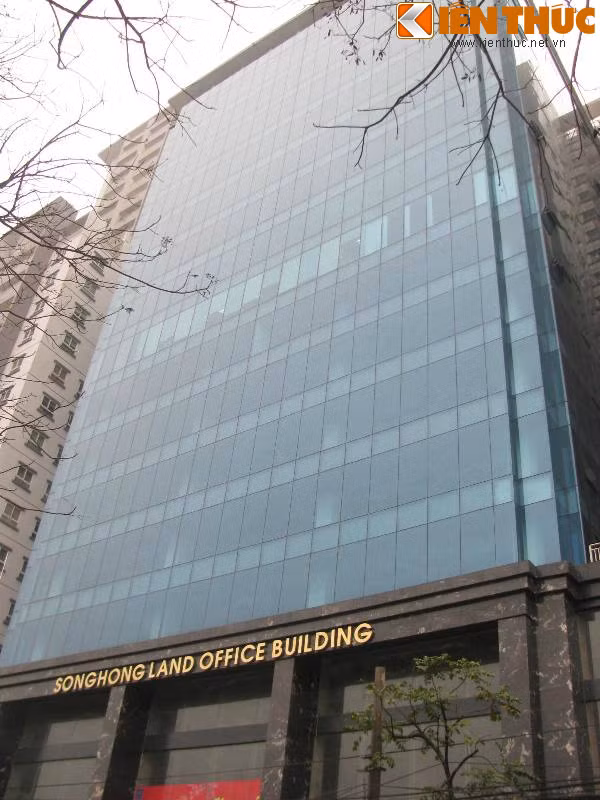 Sông Hồng Park View tọa lạc tại số 165 Thái Hà, là tổ hợp công trình bao gồm 2 khối nhà 21 tầng được liên kết thành hình chữ U, khối văn phòng ở giữa cao 11 tầng. Đây là dự án hỗn hợp nhà ở kết hợp trung tâm thương mại và văn phòng hiện đại, sang trọng với tổng vốn đầu tư 30 triệu USD.