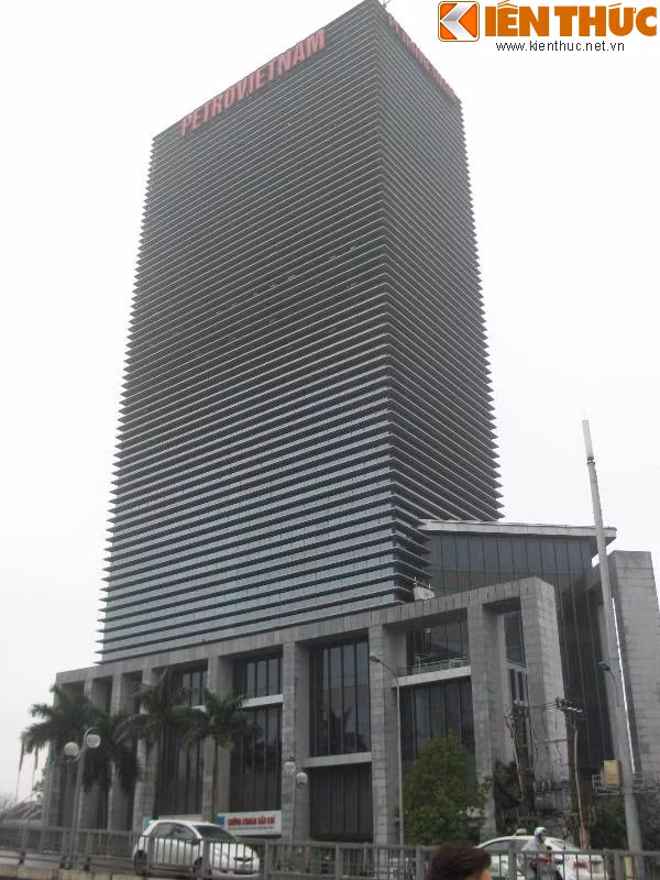 Petrovietnam Tower của Tập đoàn Dầu khí Việt Nam là một trong những tòa nhà văn phòng hiện đại vào bậc nhất tại Hà Nội ở thời điểm khánh thành (năm 2010). Tòa nhà tọa lạc tại số 18 Láng Hạ, cao 19 tầng.