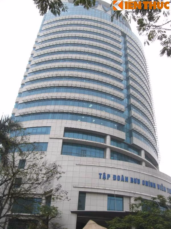 VNPT Tower là trụ sở làm việc của Tập đoàn Bưu chính Viễn thông Việt Nam (VNPT) tại số 57 Huỳnh Thúc Kháng. Toà nhà cao 27 tầng (trong đó có 2 tầng hầm) với tổng diện tích sàn khoảng 40.000m2. Tòa nhà được đầu tư hệ thống quản lý tòa nhà thông minh cùng với các trang thiết bị hiện đại, với vốn đầu tư gần 380 tỷ đồng.