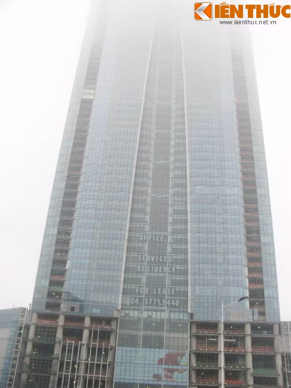 Lotte Center Hanoi là dự án trung tâm thương mại cao cấp có độ cao thứ nhì Hà Nội sau Keangnam Ha Noi Landmark Tower, tọa lạc tại mặt tiền của hai trục đường Liễu Giai và Đào Tấn. Tòa tháp cao 65 tầng, 5 tầng hầm với tổng diện tích 14.094 m2, tổng vốn đầu tư lên tới 400 triệu USD.