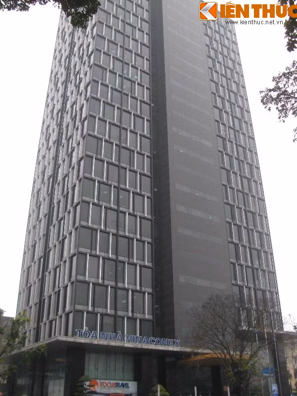 Vinaconex Tower tại 34 Láng Hạ do Tổng công ty Vinaconex làm chủ đầu tư với tổng số vốn 213,5 tỷ đồng. Đây là công trình tòa nhà văn phòng cao cấp, hiện đại được thiết kế và xây dựng theo tiêu chuẩn tòa nhà văn phòng hạng A với 27 tầng nổi và 3 tầng hầm, tổng diện tích sàn 18.074m2.