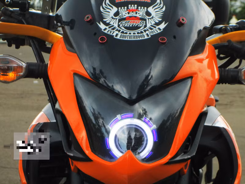 Đèn pha của xe được thay thế bằng gương cầu, đầu xe có vẻ dữ dằn.