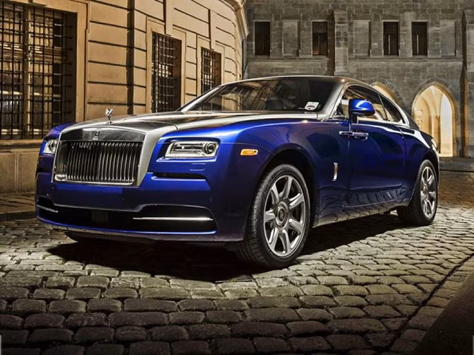 Rolls-Royce Wraith 2014 có giá 284.900 USD: Siêu xe được trang bị động cơ V12 công suất 624 mã lực. Với khả năng tăng tốc từ 0-100 km/h trong vòng 4,4 giây, Wraith là chiếc Rolls Royce mạnh mẽ nhất trong lịch sử của hãng