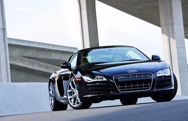 R8: Năm sản xuất 2006. R8 không chỉ chạy nhanh và xử lý linh hoạt mà còn dễ chịu và tiện nghi cho mục đích sử dụng hằng ngày. Đó cũng là lý do khiến Audi R8 trở thành một trong những mẫu xe ăn khách nhất của phân khúc.