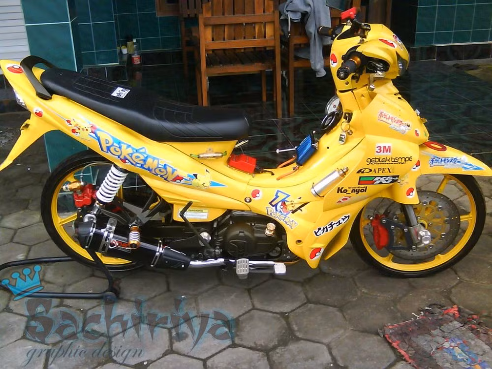 Yamaha Jupiter vàng chóe với dàn đồ chơi gắn rải rác trên xe cùng dàn tem đủ kiểu. Chiếc xe nổi bật ở bất cứ đâu khi xuất hiện.