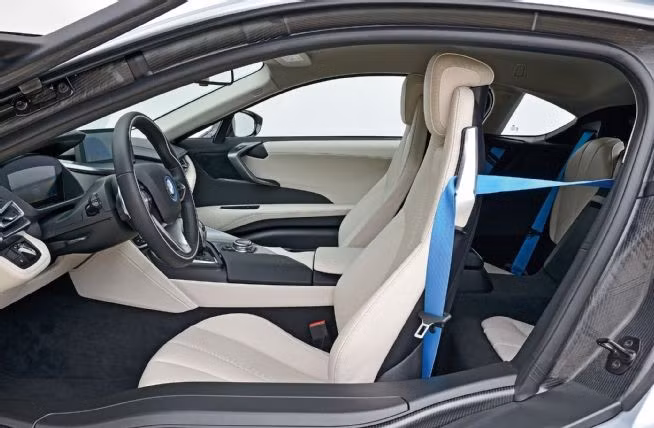 Nội thất xe được thiết kế tinh tế nhằm tạo ra sự thoải mái tối đa cho người dùng nhưng vẫn giữ trọng lượng thấp. Ghế ngồi của BMW i8 được làm bằng sợi carbon cường lực (CFRP). Mẫu xe mới tiên phong trong việc sử dụng kính cường lực Gorilla Glass ngăn cách khoang hành khách với khoang động cơ sau. BMW i8 có trọng lượng rất nhẹ, chỉ vào khoảng 1.485kg.