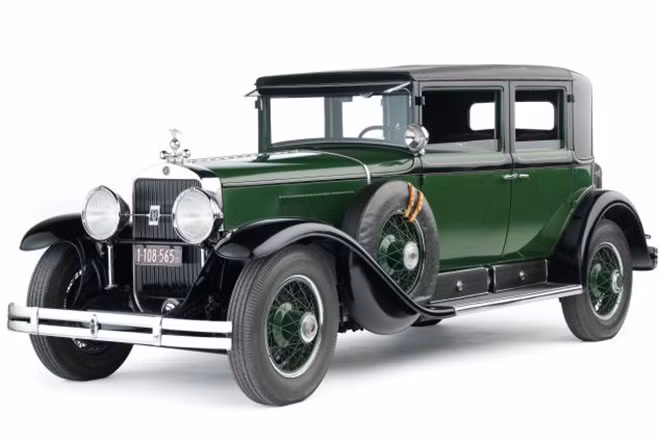 Chiếc xe Cadillac Town này được ông trùm đặt chế tạo riêng và sau đó được sử dụng làm nguyên mẫu cho xe cảnh sát Chicago, Mỹ.