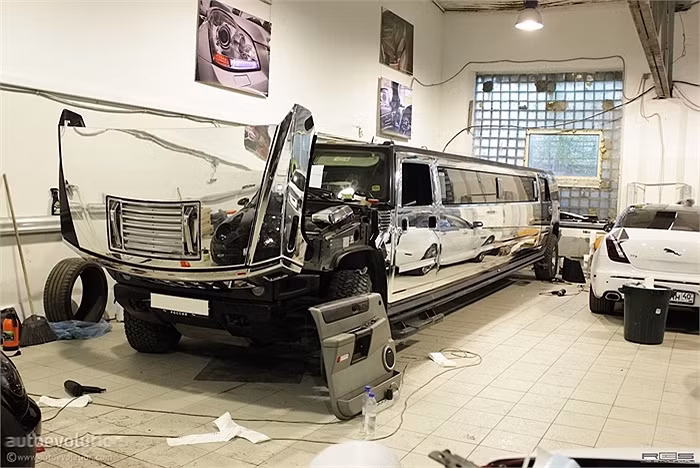 Một xưởng độ xe tại Nga đã nhận phủ crom cho toàn bộ thân vỏ chiếc limo kềnh càng này với chi phí không được tiết lộ. Phức tạp nhất có lẽ là công đoạn tháo rời vỏ xe để phủ crom.