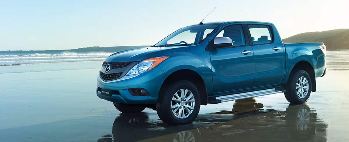 Mazda BT-50: Đây là mẫu xe mạnh mẽ, tiết kiệm nhiên liệu và đa dụng. Xe được trang bị động cơ máy dầu 3.2L AT và 2.2L MT, dẫn động 4 bánh thông qua hộp số tự động 6 cấp tích hợp cơ cấu gài cầu điện tử.