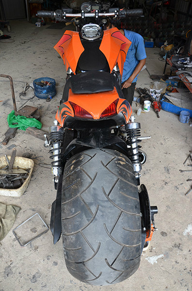 Toàn chiếc xe toát lên vẻ oai vệ, hầm hố. Ấn tượng nhất có lẽ là chiếc bánh sau với kích thước 300/35, đèn đuôi "mượn" của Suzuki Hayate.