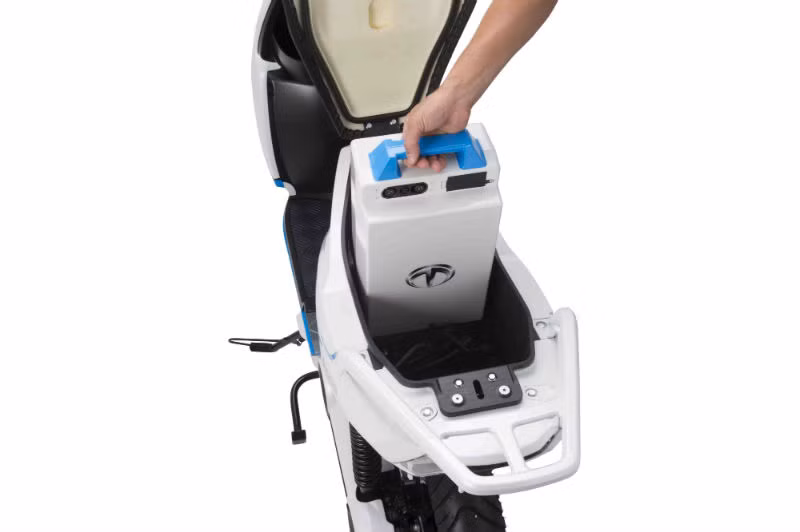 Loại pin này cũng có thể tháo dời, tiện lợi cho việc sạc điện. Trung bình mỗi lần sạc đầy mất khoảng 4,5 tiếng cho xe đi được 65km với tốc độ tối đa 65km/h.