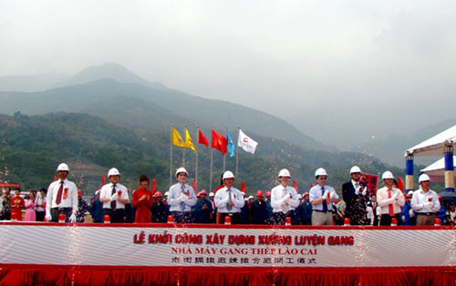 Nhà máy gang thép Việt-Trung có tổng vốn đầu tư 337 triệu USD, khởi công từ tháng 4/2011 trên mặt bằng gần 70 ha, tại khu công nghiệp Tằng Loỏng (huyện Bảo Thắng).