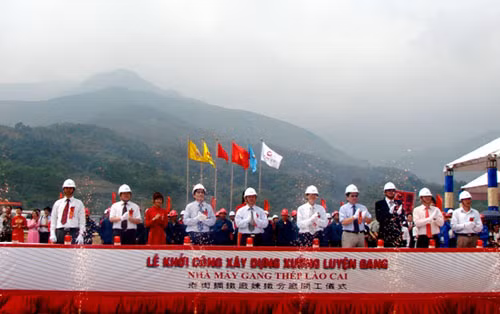 Nhà máy gang thép Việt-Trung có tổng vốn đầu tư 337 triệu USD, khởi công từ tháng 4/2011 trên mặt bằng gần 70 ha, tại khu công nghiệp Tằng Loỏng (huyện Bảo Thắng).