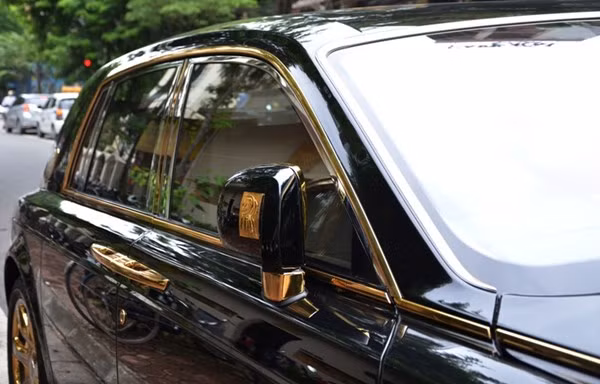 Ngay cả chi tiết ở khóa mở cửa xe cũng được độ vàng.