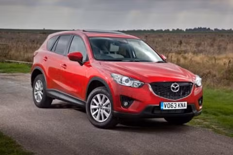 Mazda CX-5: Nhờ công nghệ cải tiến SkyActiv của Mazda, phiên bản CX-5 giúp tiết kiệm nhiên liệu và bảo vệ môi trường ở mức tối đa. Chiếc Mazda CX-5 được trang bị động cơ diesel dung tích 2.2 lít mang lại công suất 148 mã lực, đồng thời chỉ xả ra ngoài môi trường 136g/km lượng khí CO2. Hiệu suất này sẽ không làm hao tổn công suất vận hành của xe.