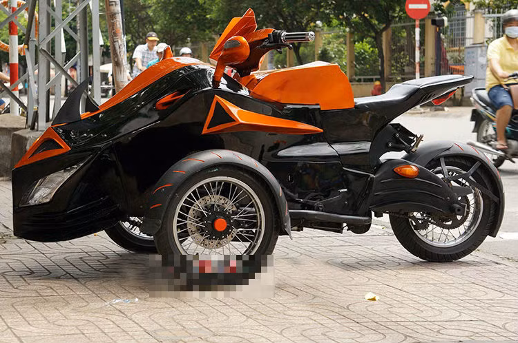 Sau khi lên đời, xe mang dáng dấp hầm hố như một chú tê giác với mũi xe được kéo dài, đầu xe nhọn hoắt với chiếc sừng tê giác cong vút.