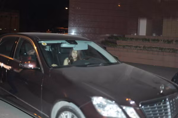 Có lần, người ta bắt gặp Hoàng Thùy Linh lái chiếc xe này đón người yêu 6X hay đón người bạn thân - ca sĩ Minh Hằng.