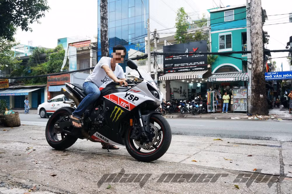 Chiến binh bước ra từ đường đua Yamaha R1 cũng có dàn áo mới độc đáo không kém.