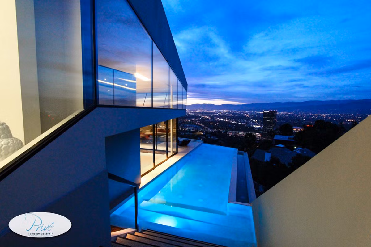 Ngôi nhà gồm năm phòng ngủ, nằm trên một đỉnh đồi ở Studio City, California, một khu phố ngay gần Los Angeles ở thung lũng San Fernando. Ngôi nhà này có trực quan tuyệt đẹp nhưng công nghệ bên trong cũng không kém phần ấn tượng.