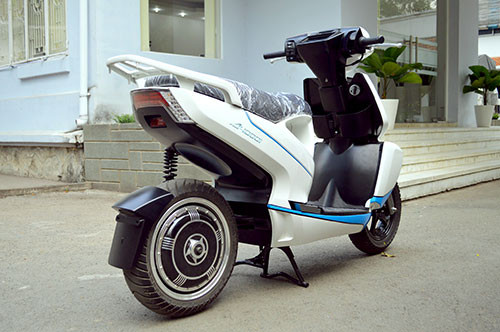 Chiều cao yên xe tính từ mặt đất 750mm và trọng lượng xe 118kg.