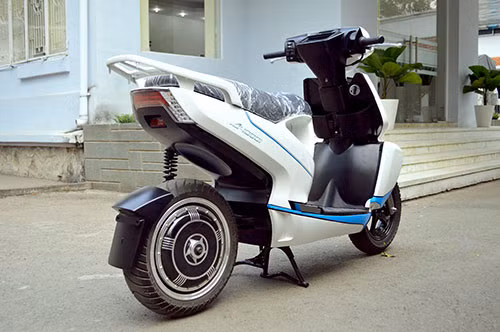 Chiều cao yên xe tính từ mặt đất 750mm và trọng lượng xe 118kg.