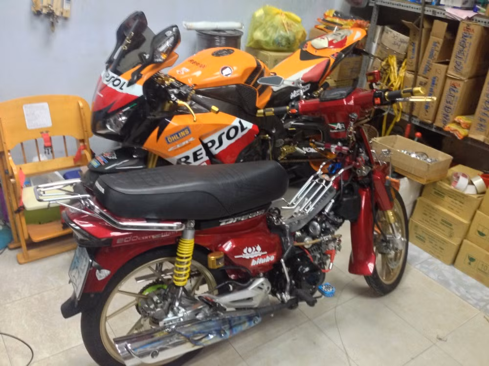 Honda Dream không hề thua kém vẻ ấn tượng khi sánh đôi cùng Honda CBR1000 Repsol.