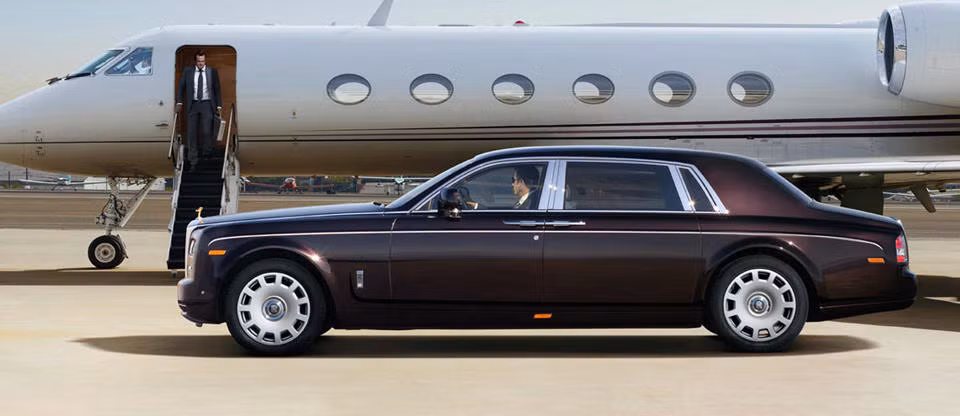 Rolls-Royce Phantom EWB giá 29,999 tỷ đồng. Phiên bản cơ sở trục dài có khả năng tăng tốc từ 0-100 km/h trong 6,1 giây, tốc độ tối đa 240 km/h. Mức tiêu hao nhiên liệu 14,9L/100km. Chiều dài cơ sở của xe đạt 3.820mm.
