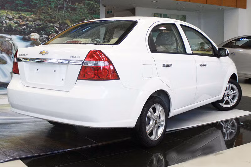 Bên cạnh việc trang bị hộp số tự động, Aveo còn được trang bị nhiều tính năng khác như: đèn sương mù, lazang đúc 15 inch, gương chiếu hậu chỉnh điện, không gian cabin rộng rãi... Tính năng an toàn của xe có hệ thống chống bó cứng phanh ABS, túi khí cho tài xế và hành khách phía trước.