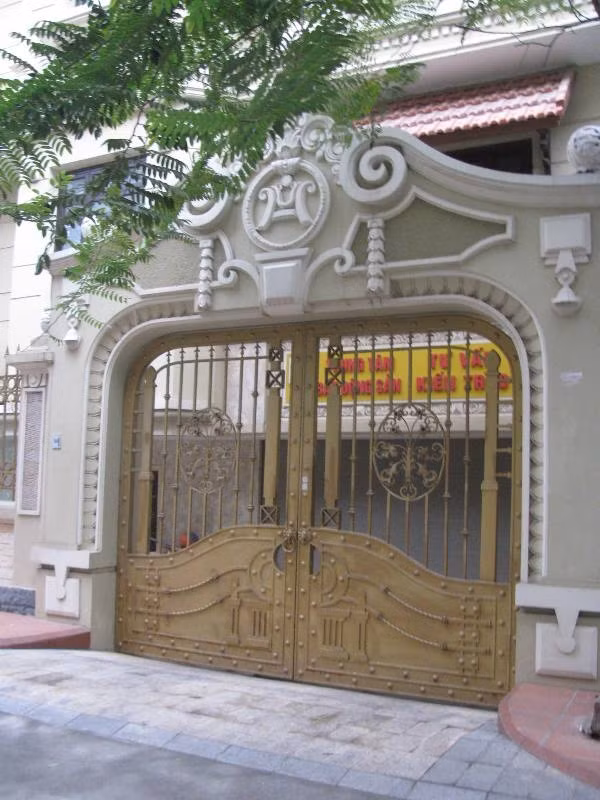 Khắc tên gia chủ với thiết kế đẹp mắt.