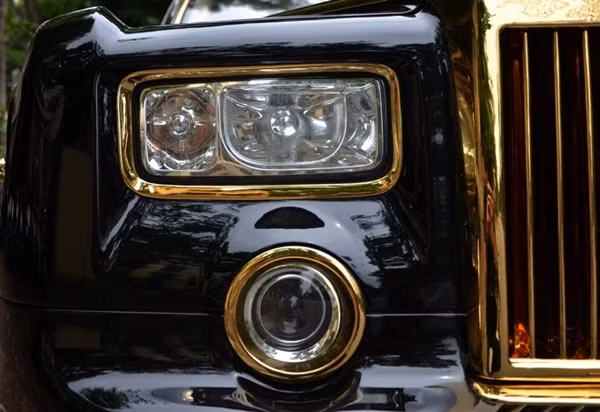 Đèn pha lấp lánh vàng.