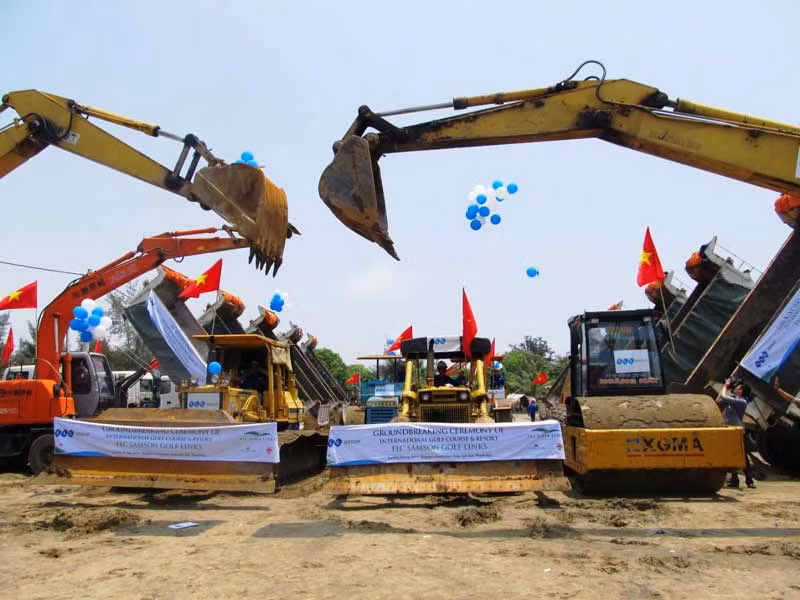 Dự án là một quần thể khép kín bao gồm sân golf - resort - khách sạn lớn nhất miền Trung, trải dài trên diện tích 459 ha, với tổng mức đầu tư gần 5.500 tỷ đồng.