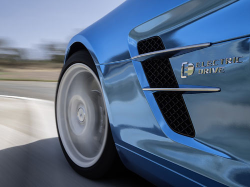 Vẻ ngoài của siêu xe có chút khác biệt với cản trước và lưới tản nhiệt được thiết kế lại, cùng với đó là bộ cánh chrome xanh bóng vô cùng bắt mắt. Mercedes-Benz đang nỗ lực làm giảm thời gian sạc pin của xe.