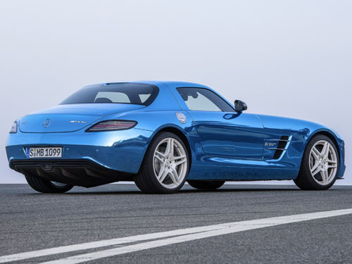 Xe được trang bị 4 động cơ điện mạnh mẽ, cho khả năng tăng tốc từ 0-100 km/h trong 3,9 giây và đạt vận tốc tối đa 248 km/h. Xe có thể chạy được quãng đường 240 km cho một lần sạc đầy pin. Tuy nhiên, thời gian sạc đầy pin sẽ ngốn của bạn khoảng 20 tiếng.