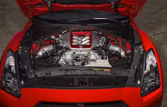 Nissan GT-R 2014 được trang bị động cơ xăng V6 tăng áp kép 3.8L, mang mã số VR38DETT.