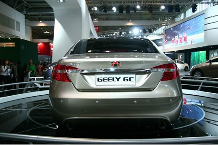 Tuy nhiên, những người sành ô tô lại cho rằng, Geely GC9 là sản phẩm kết hợp của các mẫu xe Mỹ như Chrysler 200, Chevrolet Impala và Buick.