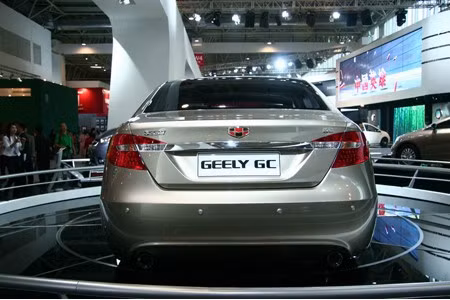 Tuy nhiên, những người sành ô tô lại cho rằng, Geely GC9 là sản phẩm kết hợp của các mẫu xe Mỹ như Chrysler 200, Chevrolet Impala và Buick.