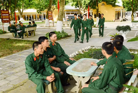 Giao lưu làm quen lính mới, lính cũ.