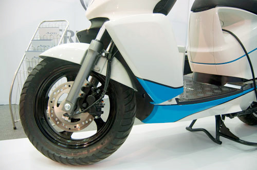 Chiếc xe máy điện này được trang bị hệ thống phanh đĩa trước...