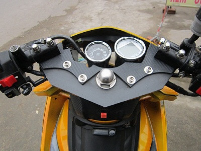 Xe có cụm ghi đông lạ mắt, 2 chiếc đồng hồ mang phong cách cổ điển của xe môtô cổ.