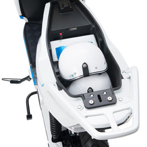 Cốp xe khá rộng và sâu có thể chứa đựng được 2 chiếc mũ bảo hiểm.